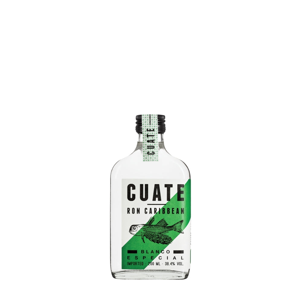 „CUATE Ron Caribbean Blanco Especial 0,2 l – kleine klare Rumflasche mit grünem Etikett und Fischillustration auf weißem Hintergrund“