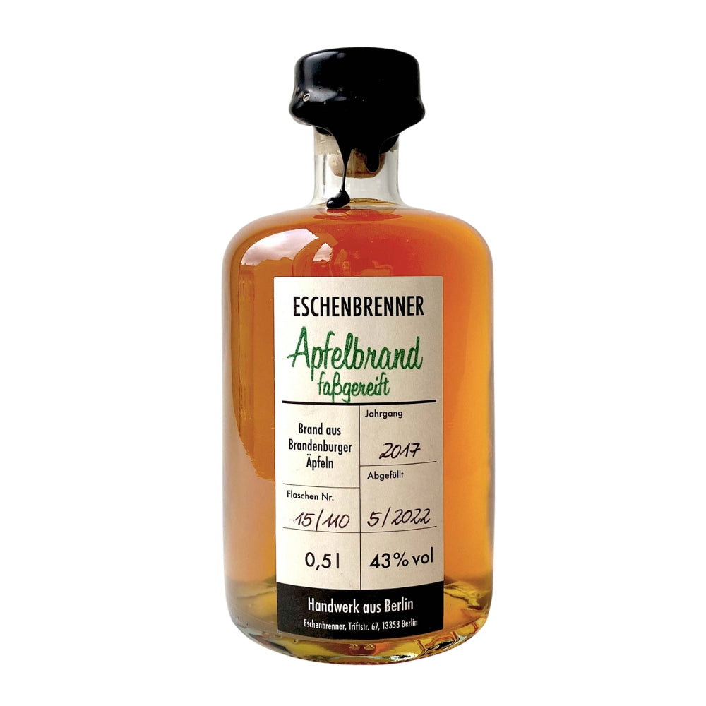 Flasche Eschenbrenner Apfelbrand, fassgereift, Jahrgang 2017, handgefertigt in Berlin, 0,5 l mit 43 % vol, goldgelbe Farbe und schwarze Wachskapsel.