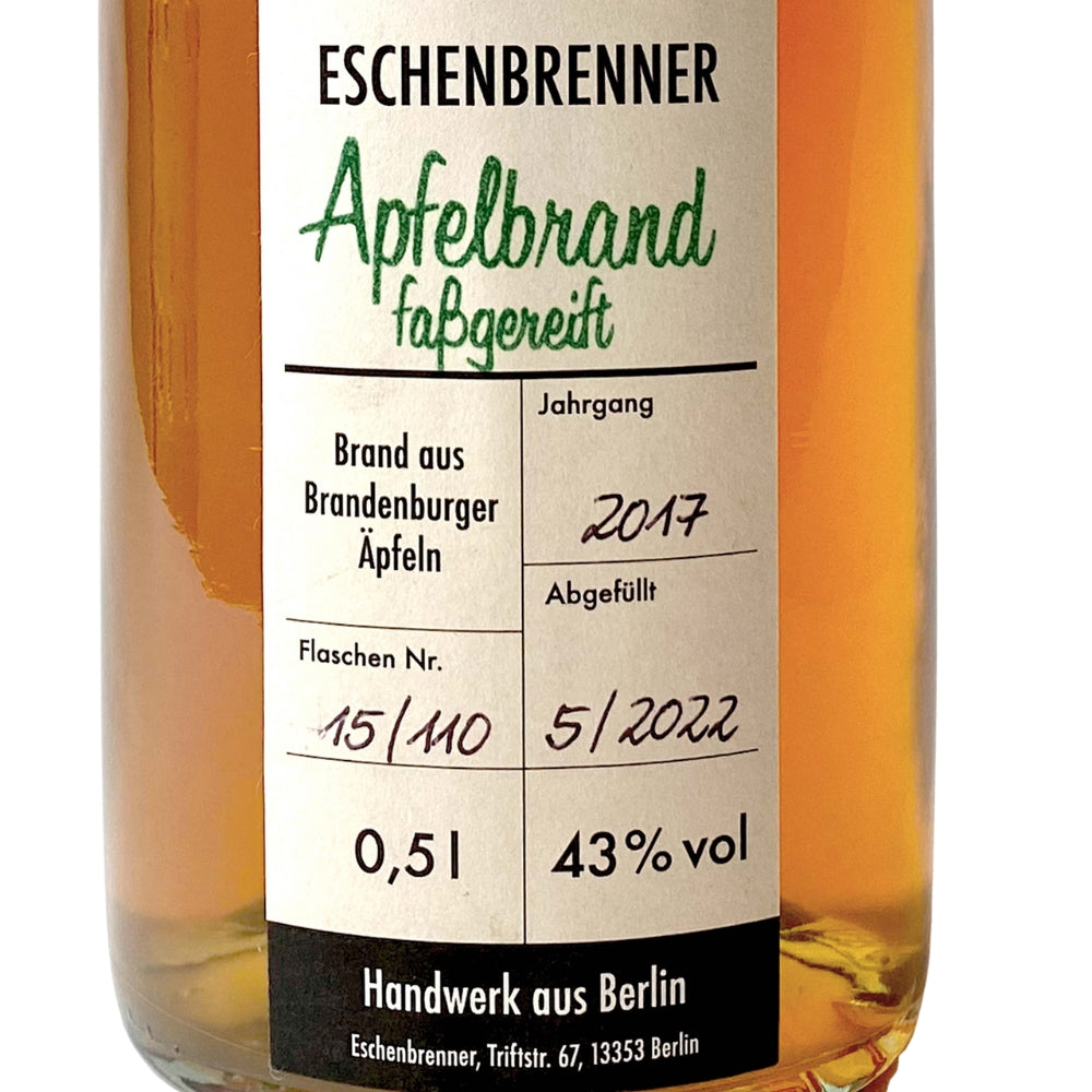 Etikett des Eschenbrenner Apfelbrands mit Angaben zum Jahrgang 2017, Abfüllung im Mai 2022, 0,5 l, 43 % vol, Flasche 15 von 110, aus Brandenburger Äpfeln.