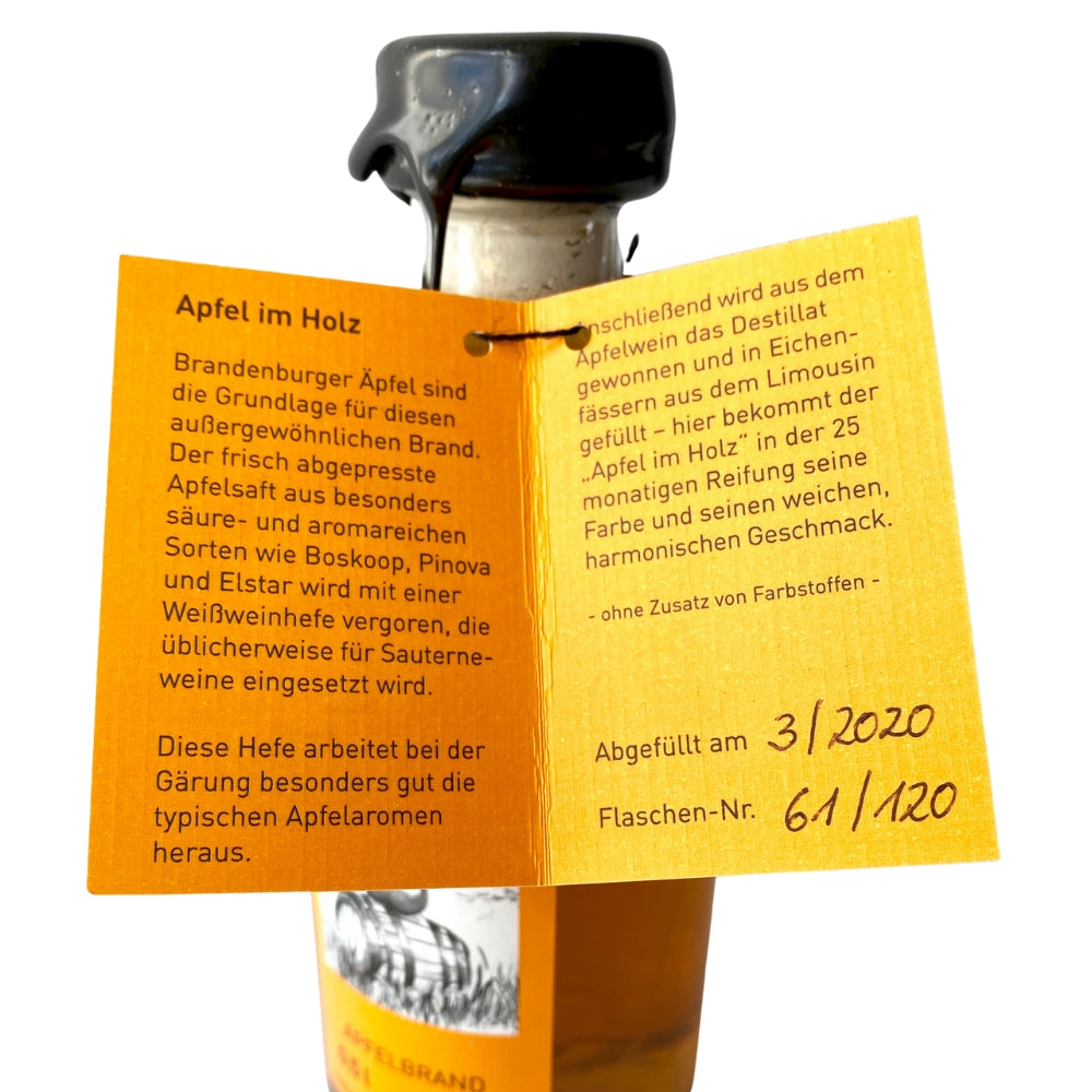 Detailaufnahme des Beilegers am Flaschenhals des Apfelbrands mit Infos zur Reifung in Eichenfässern, Apfelweinbasis und Abfüllung am 3/2020, Flasche 6.1 von 120.