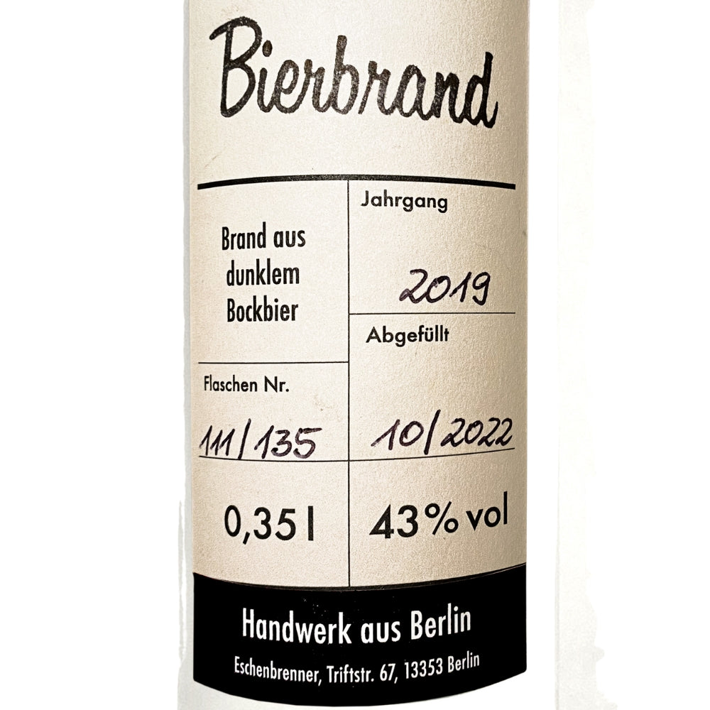 Nahaufnahme des Etiketts vom Eschenbrenner Bierbrand: Jahrgang 2019, abgefüllt im Oktober 2022, Flasche 111 von 135, 43 % vol., handwerklich hergestellt in Berlin.