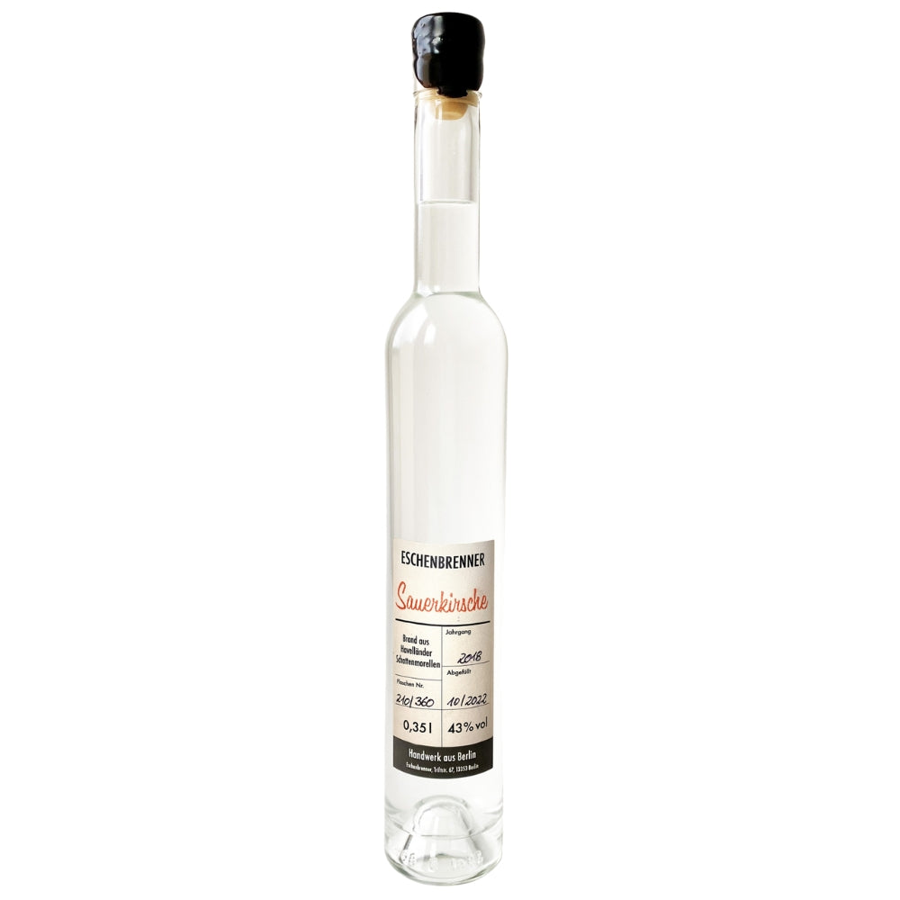 Schlanke 0,35l-Flasche Eschenbrenner Sauerkirschbrand mit schwarzem Wachsverschluss, gefüllt mit klarem Brand aus Havelländer Schattenmorellen.