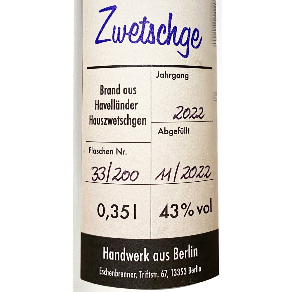 Nahaufnahme des Etiketts vom Eschenbrenner Zwetschgenbrand mit handschriftlichen Angaben: Jahrgang 2022, Abfüllung 11/2022, Flasche 33 von 200, aus Havelländer Hauszwetschgen.