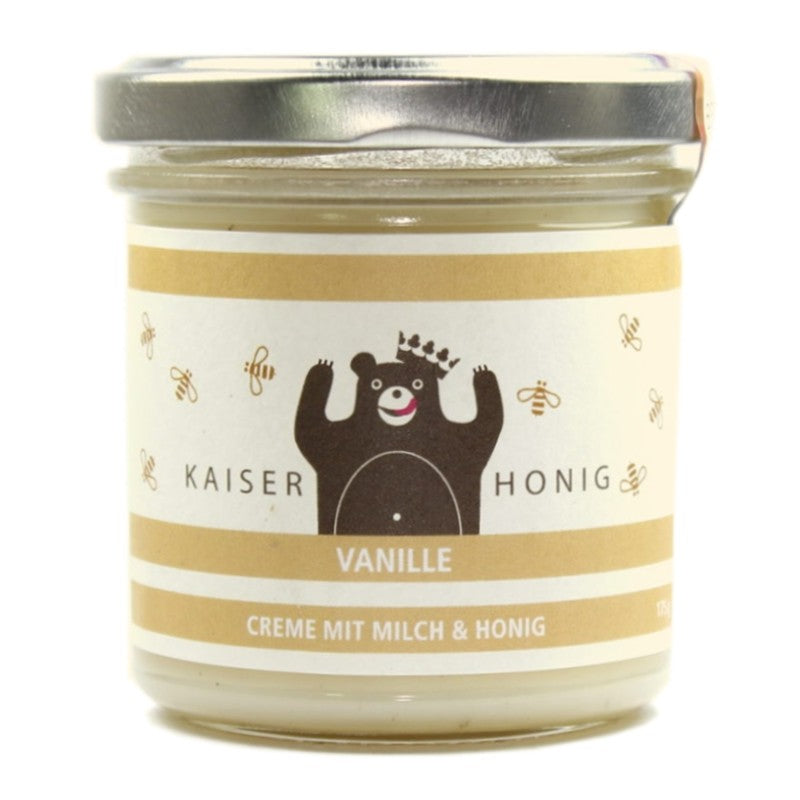 Glas Kaiserhonig Milchcreme Vanille mit silbernem Deckel und beigefarbenem Etikett, fröhlicher Bär mit Krone, Aufschrift „Creme mit Milch & Honig“ auf Deutsch.