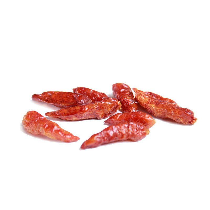 Getrocknete rote Birdseye-Chilis auf weißem Untergrund, scharfe Chilisorte mit intensiver Farbe, ideal für würzige Gerichte.