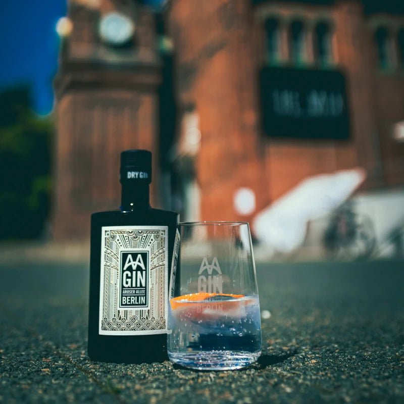 AAGin Dry Gin Flasche vor dem historischen Kesselhaus in Berlin – Handcrafted Spirituose mit Geschichte | AAGin Dry 0,5l 43% vol. - BERLINER MANUFAKTUREN BUSINESS SERVICES