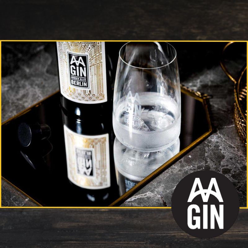 AAGin Dry Gin stilvoll inszeniert – Berliner Premium Spirituose im Lichtspiel zwischen Tradition und Moderne, perfekt für Genießer:innen und stilvolle Momente |  AAGin Dry 0,5l 43% vol. - BERLINER MANUFAKTUREN BUSINESS SERVICES