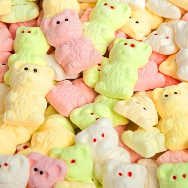 „Detailansicht der Aseli Schaumzuckerbären in Gelb, Rosa, Grün und Weiß – sortiert und mit liebevoll aufgemalten Augen in traditioneller Handarbeit hergestellt.“