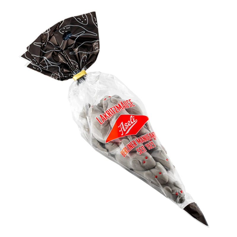 Spitztüte mit Lakritzmäusen von Aseli, handwerklich hergestellt in Berlin; graue Mäuse aus Schaumzucker mit roten Augen, verpackt in transparenter Tüte mit rotem Logo und schwarzem Folienverschluss.