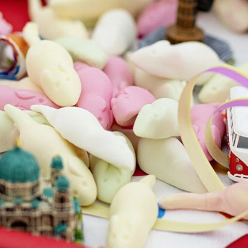 Mini-Mäuse aus Schaumzucker von Aseli auf einem Tisch mit Berliner Souvenirs und Konfetti, liebevoll dekoriert