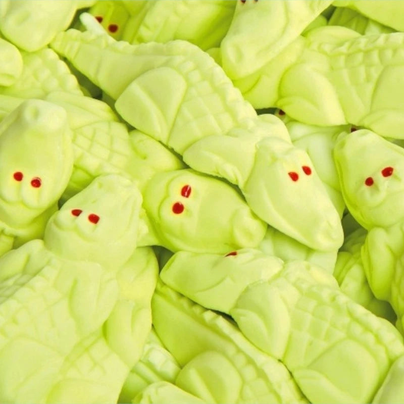 Detailaufnahme der hellgrünen Schaumzucker-Krokodile von Aseli mit roten Zuckeraugen – typisch für die Berliner Manufaktur.