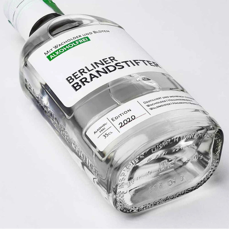 „Nahaufnahme der liegenden Berliner Brandstifter alkoholfrei Flasche mit sichtbarem Reliefschriftzug im Glasboden“