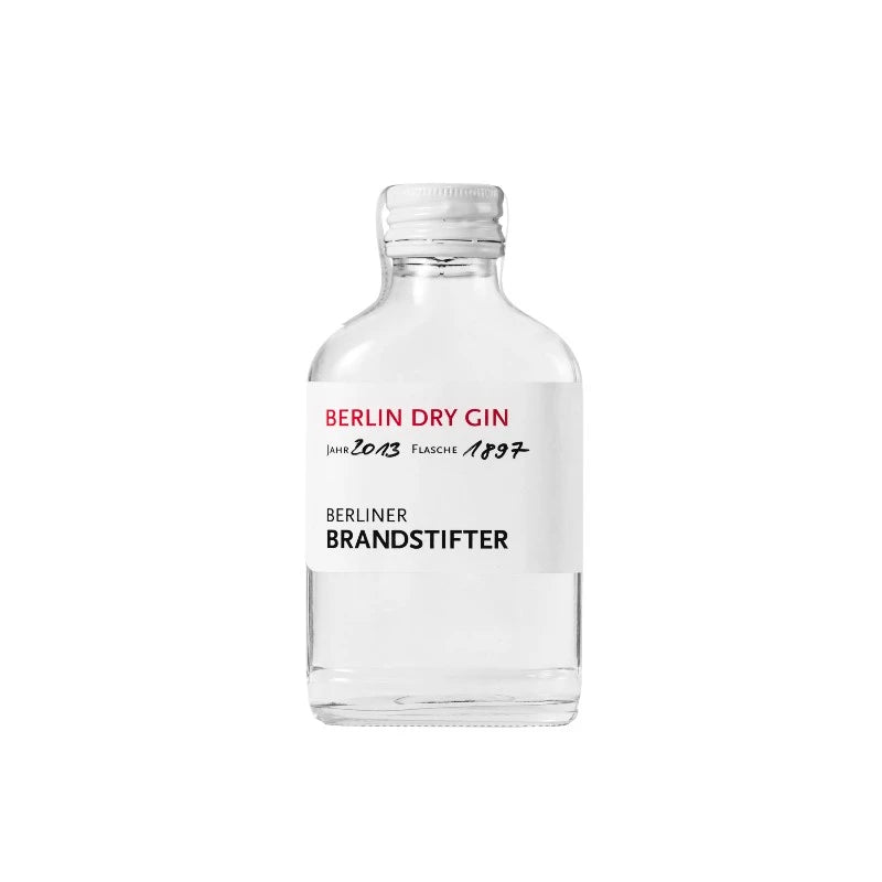 Flasche Berliner Brandstifter Berlin Dry Gin 0,35 l mit weißem Etikett und edler Schrift vor hellem Hintergrund – Berliner Premium-Gin mit 43,3 % vol, stilvoll inszeniert.
