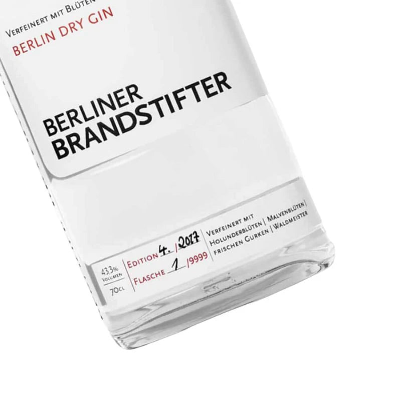 Detailaufnahme des Flaschenbodens mit handbeschrifteter Edition und Zutatenangabe: Holunderblüten, Malvenblüten, Gurke, Waldmeister.