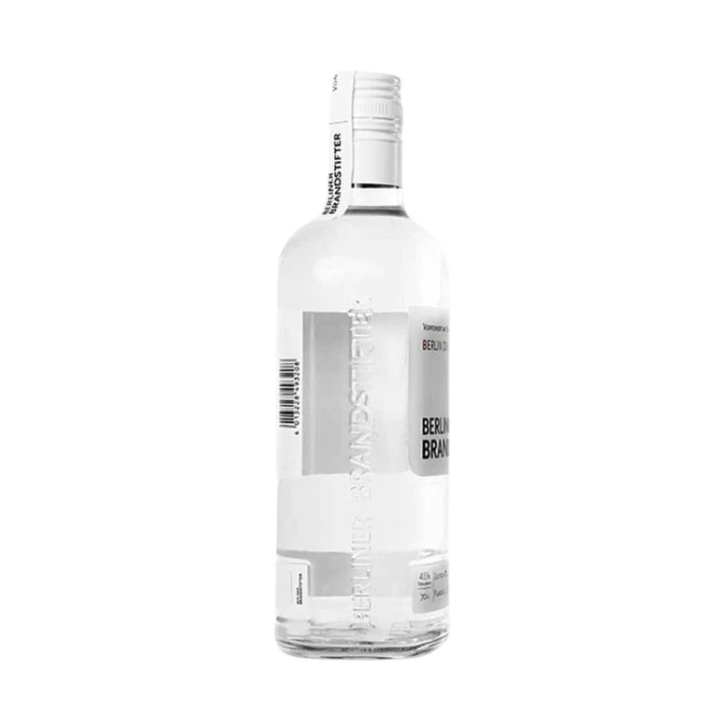 Seitenansicht der Berliner Brandstifter Gin-Flasche mit geprägtem Markennamen im Glas und sichtbarem Barcode.