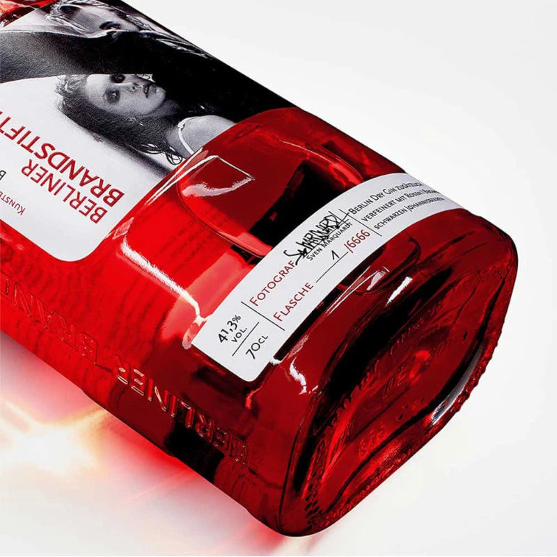 Detailansicht des Flaschenbodens der Kunstedition mit Signatur und roter Flüssigkeit