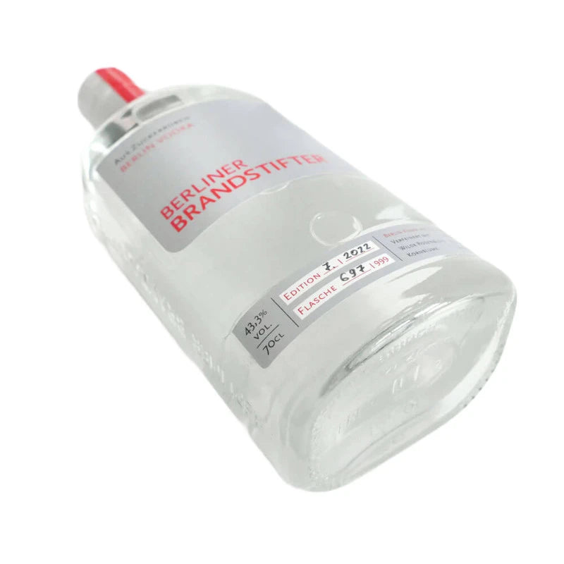 Schräg liegende Flasche Berliner Brandstifter Berlin Vodka 0,7 l, Fokus auf Edition und Flaschennummer.