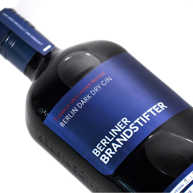 Nahaufnahme des Etiketts vom Berliner Brandstifter Berlin Dark Dry Gin mit Hinweis auf florale und herbe Noten.