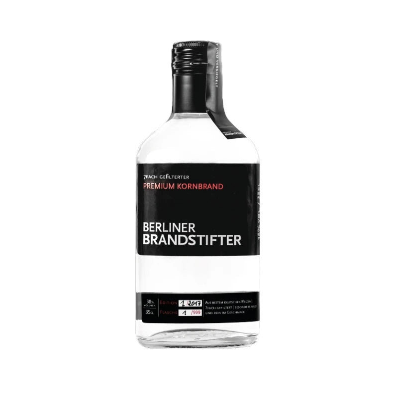 Flasche Berliner Brandstifter Premium Kornbrand 0,35 l mit schwarzem Etikett und roter Schrift, stehend vor weißem Hintergrund