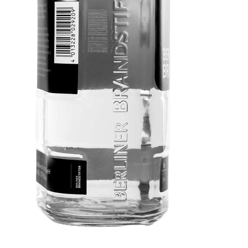 „Seitliche Detailaufnahme der Flasche mit geprägtem Schriftzug ‚Berliner Brandstifter‘ im Glas“
