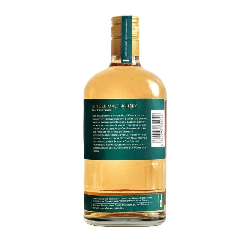 RĂŒckansicht der Whiskyflasche mit ausfĂŒhrlicher Produktbeschreibung auf grĂŒnem Etikett, inklusive Barcode und Angaben zur Herkunft und Reifung.