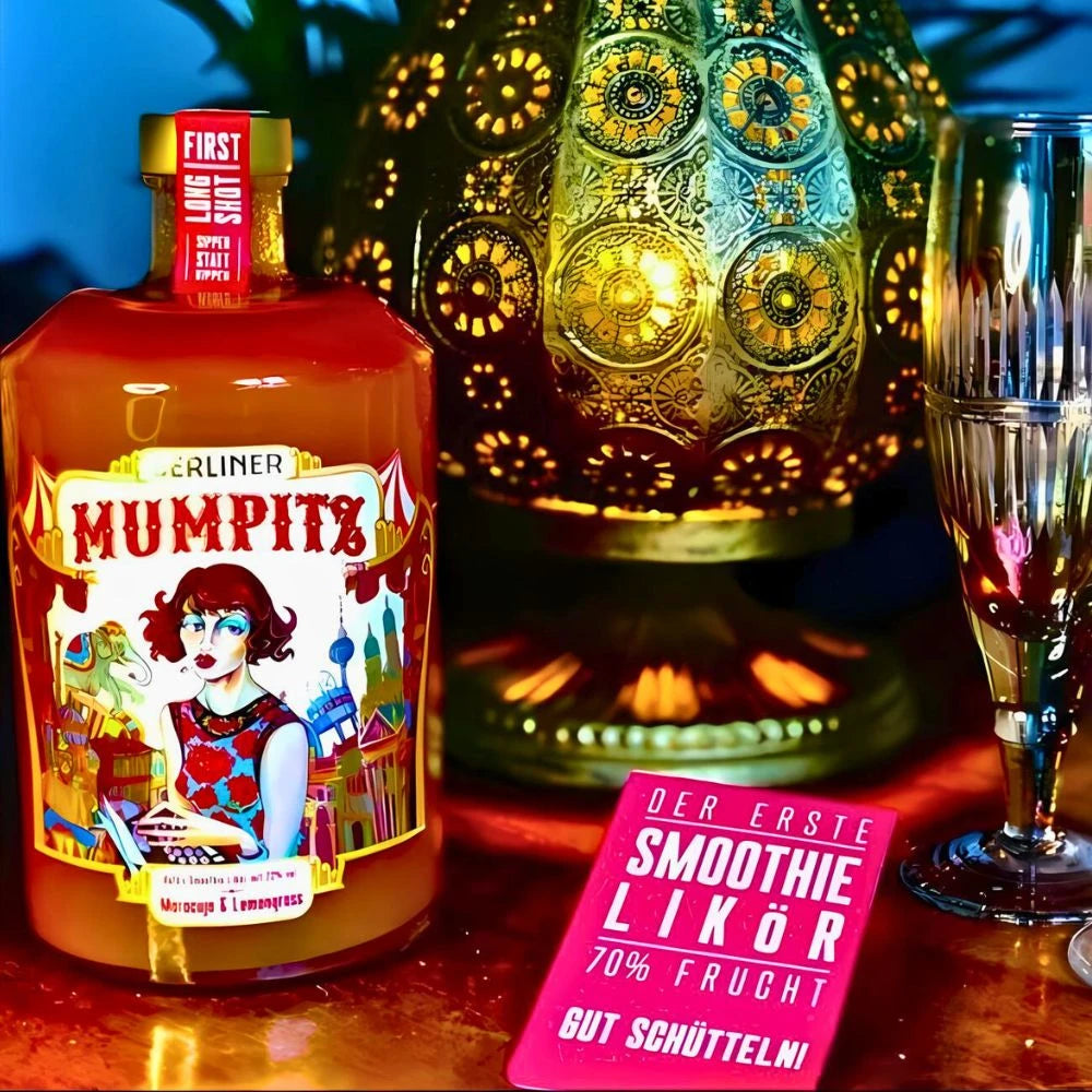 Berliner Mumpitz Maracuja & Lemongras – die kunstvoll gestaltete Flasche auf einem orientalischen Tisch neben einem Glas und einer dekorativen Lampe, mit Hinweis auf 70 % Fruchtgehalt