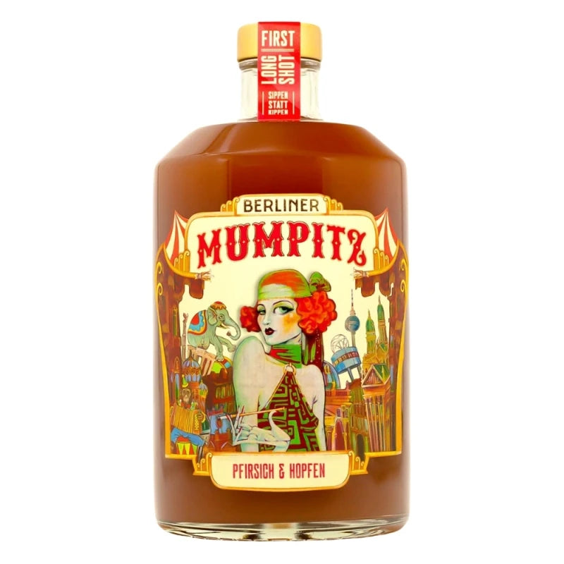 Flasche Berliner Mumpitz Pfirsich & Hopfen, Smoothie-Likör mit fantasievollem Etikett und roter Aufschrift, gefüllt mit orangefarbenem Likör auf weißem Hintergrund.