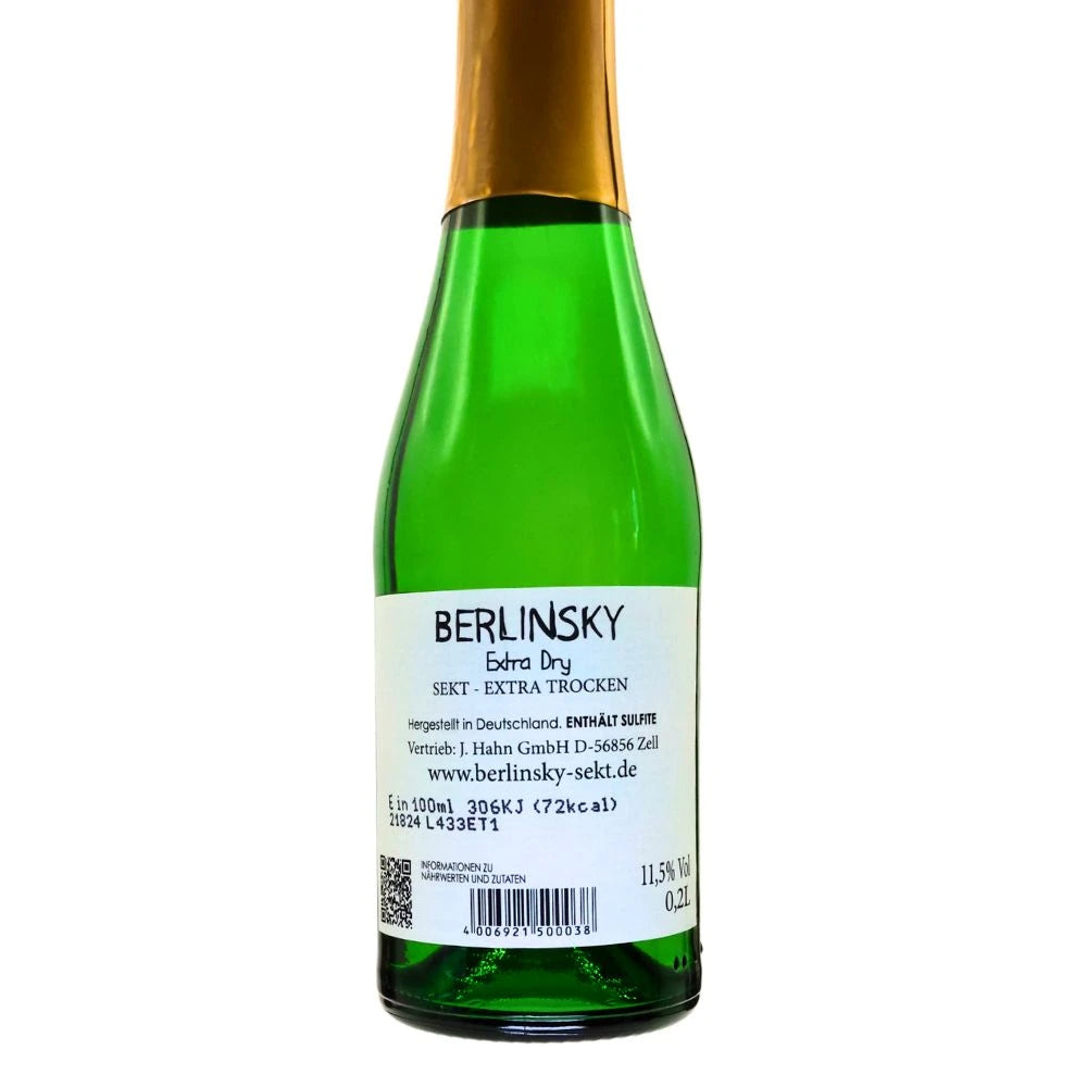 Nahaufnahme des goldenen Etiketts der Berlinsky Piccolo-Flasche. Feine Details und hochwertiger Druck spiegeln die Qualität des Berliner Schaumweins wider – handwerklich, stilvoll, regional.