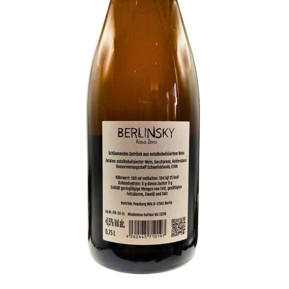 Rückseite der Berlinsky Rosa Zero Flasche – detaillierte Zutatenliste und Nährwertangaben des alkoholfreien Schaumweins auf hellem Etikett. Berliner Manufakturprodukt für bewussten, prickelnden Genuss ohne Alkohol.