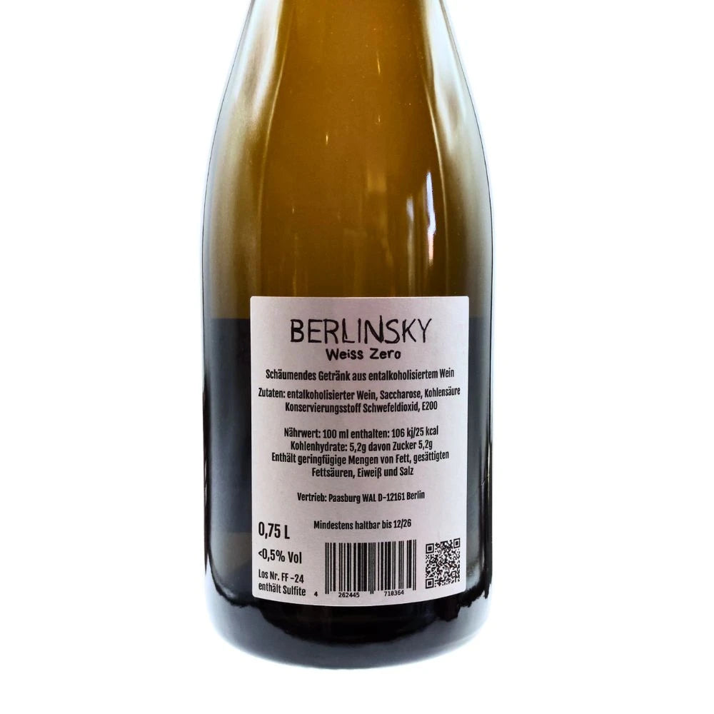 Rückseite der Berlinsky Weiss Zero Flasche – detaillierte Inhalts- und Nährwertangaben des alkoholfreien Schaumweins auf weißem Etikett. Regional produziert in Berlin – für bewussten Genuss mit Stil.