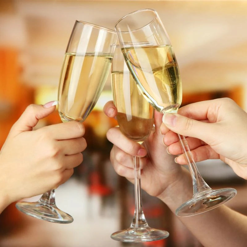 Drei Personen stoßen mit gefüllten Sektgläsern an – festlicher Moment mit Berlinsky Extra Dry. Ein Sinnbild für Genuss, Geselligkeit und stilvolle Berliner Manufakturqualität bei Empfang, Event oder Feier.