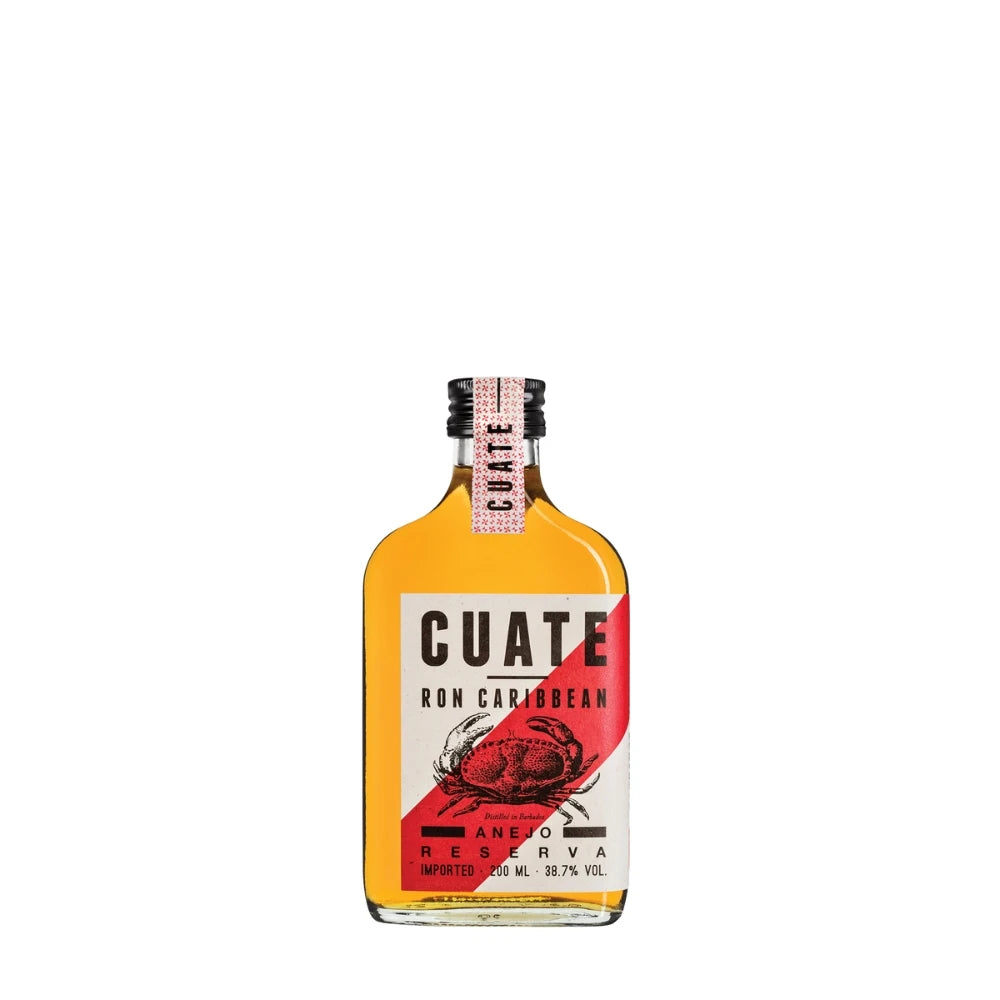 CUATE Rum 04 Añejo Reserva – 200-ml-Flasche mit rotem Etikett und markanter Krabbe, 38,7 % Vol., Frontansicht.