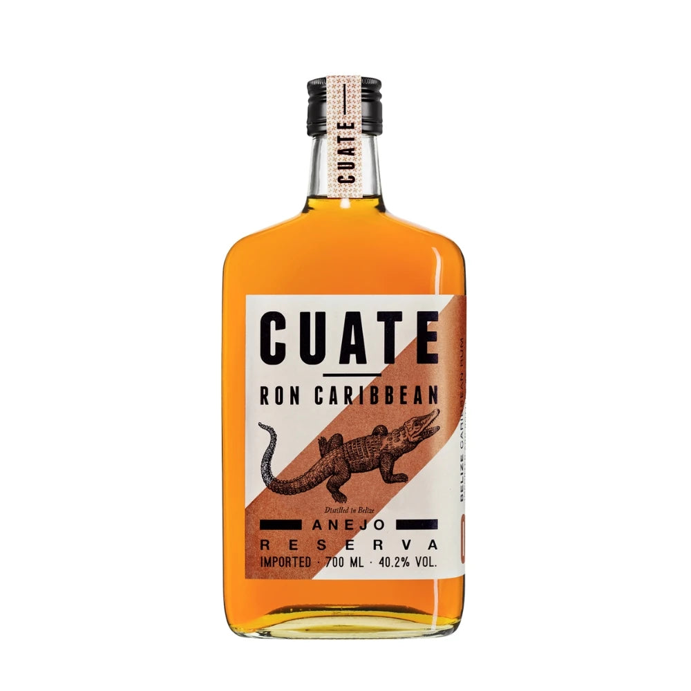 CUATE Rum 06 Añejo Reserva – Flasche mit Alligator-Illustration auf dem Etikett, 700 ml, 40,2 % vol, Belize Rum in bernsteinfarbener Ausführung.