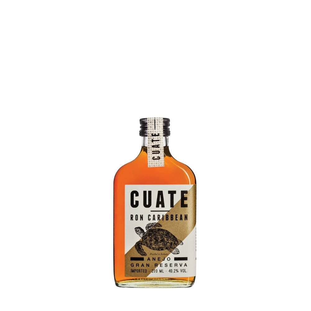 CUATE Rum 13 Gran Reserva in kleiner 200 ml Flasche mit goldfarbenem Etikett und Schildkrötengrafik
