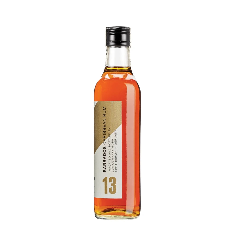 Seitenansicht der CUATE Rum 13 Flasche mit goldener Nummerierung "13", 700 ml