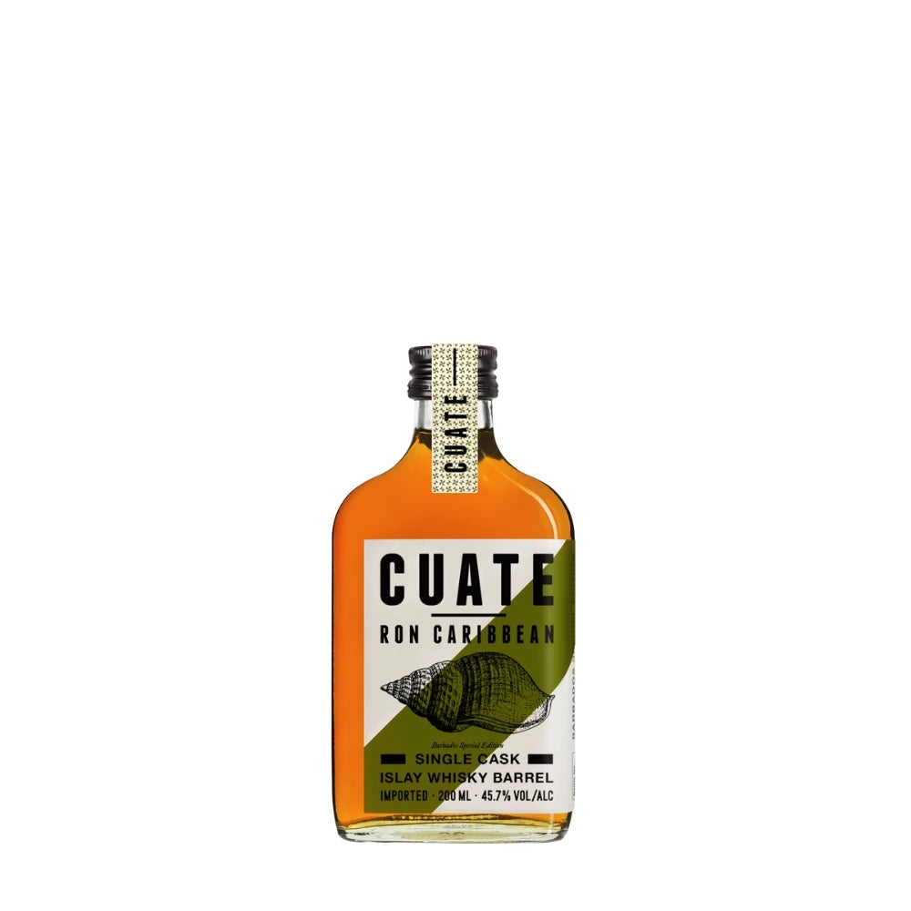 CUATE Ron Caribbean Rum mit grünem Etikett und Muschelmotiv, Edition „Islay Whisky Barrel“, 0,2 l, 45,7 % Vol., einzeln stehend vor weißem Hintergrund.