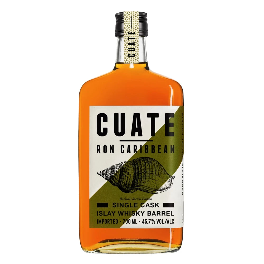 CUATE Ron Caribbean Rum mit grüner Etikettierung und Muschelmotiv, Edition „Islay Whisky Barrel“, 0,7 l, 45,7 % Vol., stehend vor weißem Hintergrund.