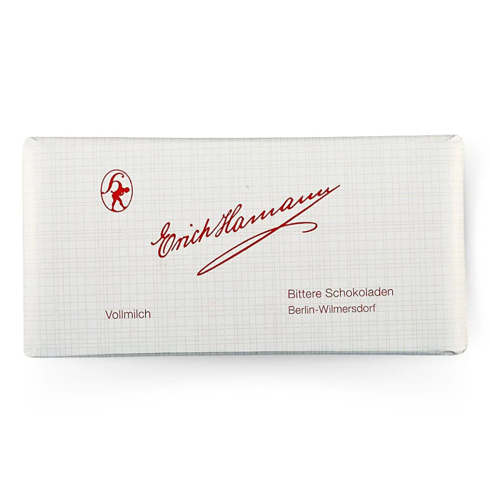 Erich Hamann Vollmilchschokolade 100 g – elegant verpackte Tafel in weißem Gitterpapier mit roter Handschrift. Handgefertigte Berliner Schokolade aus Wilmersdorf mit 40 % Kakaoanteil.