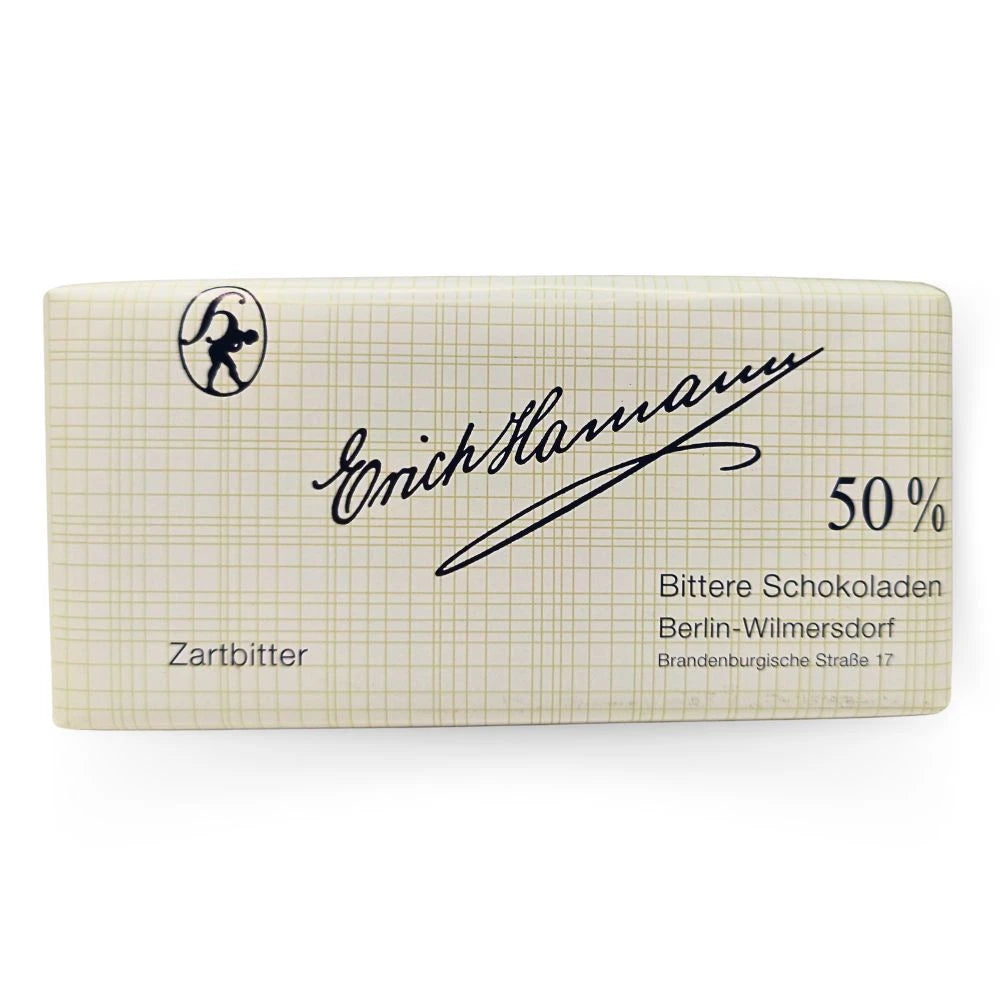 Erich Hamann Zartbitterschokolade 100 g – klassische Berliner Tafelschokolade mit 50 % Kakaoanteil. Dezente Verpackung im Gittermuster mit schwarzer Handschrift und dem Hamann-Schokoladenlogo.
