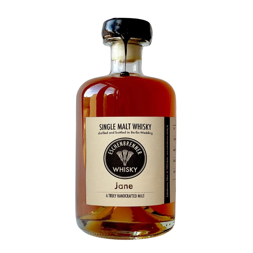 Flasche Eschenbrenner Single Malt Whisky „Jane“, 0,5 l – elegante Form mit schwarzem Wachsverschluss, cremefarbenem Etikett und Eschenbrenner-Logo.