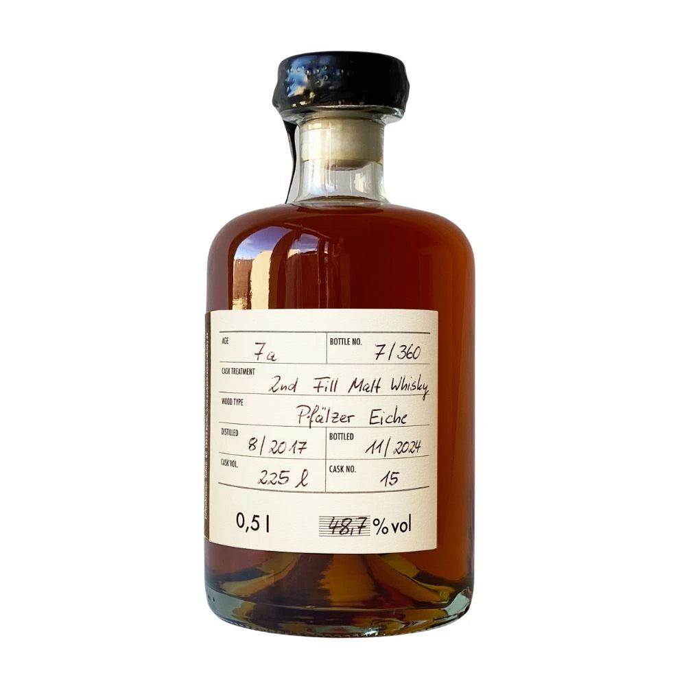 Rückseite der Whiskyflasche „Jane“ von Eschenbrenner mit handbeschriftetem Etikett: 7 Jahre gereift in Pfälzer Eiche, abgefüllt 11/2024, Fass Nr. 15, 48,7 % vol.