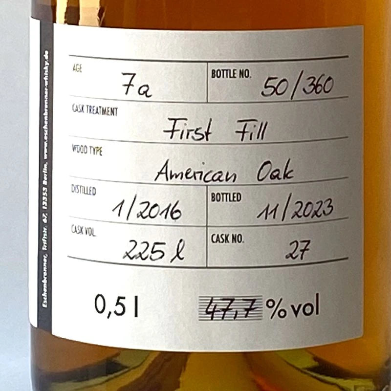 Nahaufnahme des handschriftlichen Rücketiketts: Alter 7 Jahre, Cask Treatment: First Fill, Wood Type: American Oak, Destilliert: 01/2016, Abgefüllt: 11/2023, Fassvolumen 225 l, Fassnummer 27, Flasche 50 von 360, Alkoholgehalt 47,7 % vol.
