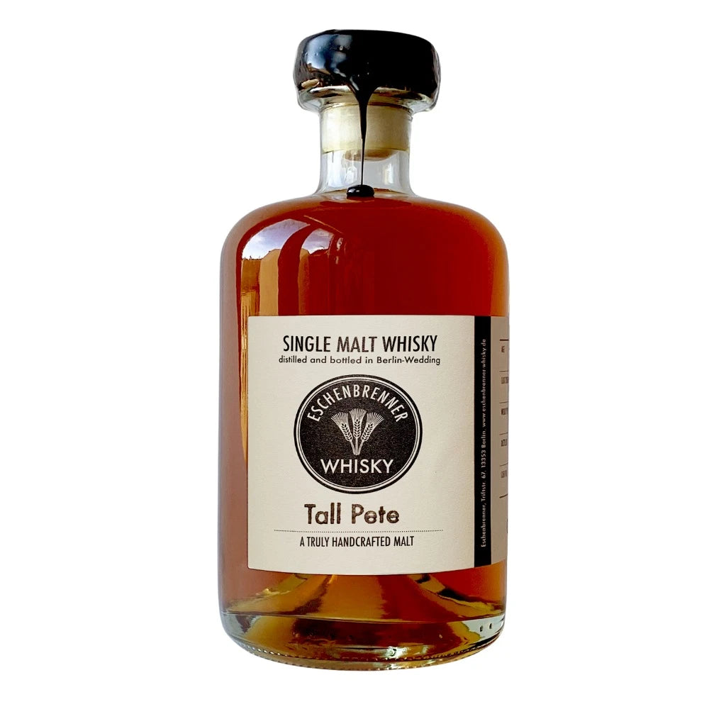 Eschenbrenner Single Malt Whisky „Tall Pete“ in 0,5 l-Flasche mit schwarzem Wachsverschluss. Klassisches Frontetikett mit Logo, dem Namen „Tall Pete“ sowie dem Schriftzug „A truly handcrafted malt“, produziert in Berlin-Wedding.