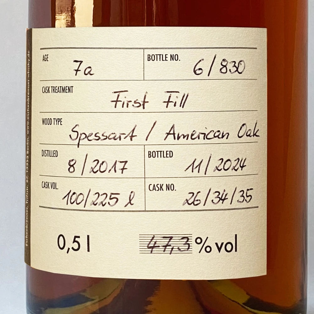 Nahaufnahme des Rücketiketts mit klar lesbaren Angaben zu Alter, Fassausbau (First Fill), Holzart (Spessart / American Oak), Fassvolumen (100/225 l), Flaschennummer (6/830) und Alkoholgehalt (47,3 % vol).