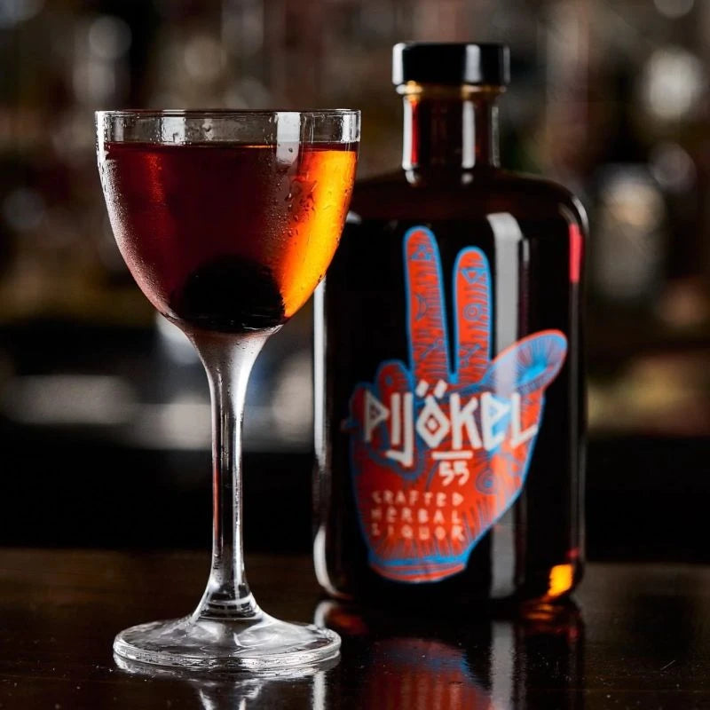 PIJÖKEL 55 in stilvoller Glaspräsentation – Berliner Kräuterlikör mit Charakter, serviert auf Eis, ideal für kreative Barkonzepte und Signature Drinks.