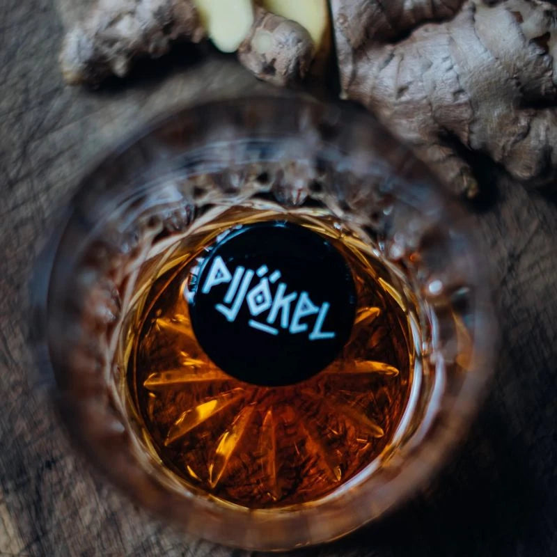 Blick ins Glas mit PIJÖKEL 55 und verschlossenem Deckel – aromatisch, intensiv und verankert im Berliner Kräuterhandwerk.