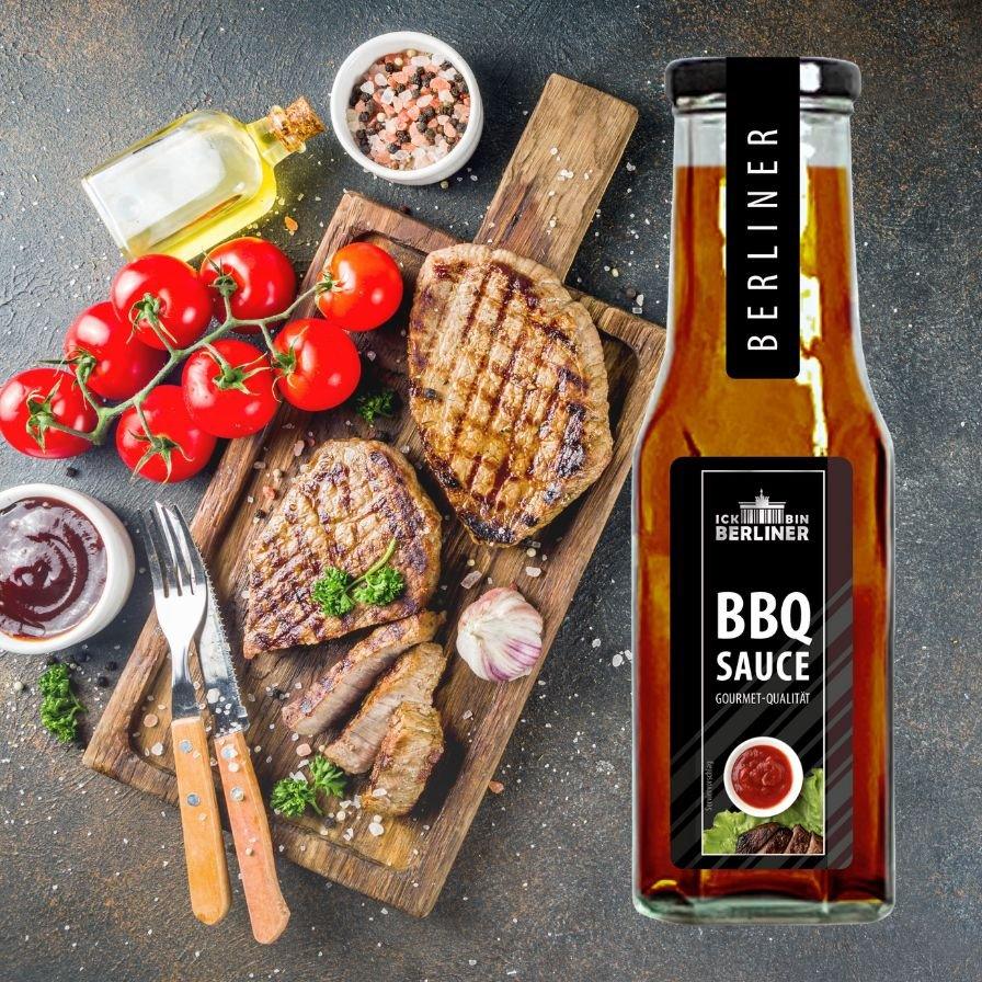 BBQ Sauce von Ick bin Berliner neben gegrilltem Steak, Tomaten und Kräutern – Berliner Manufakturprodukt für hochwertige Grillmomente mit Geschmack.