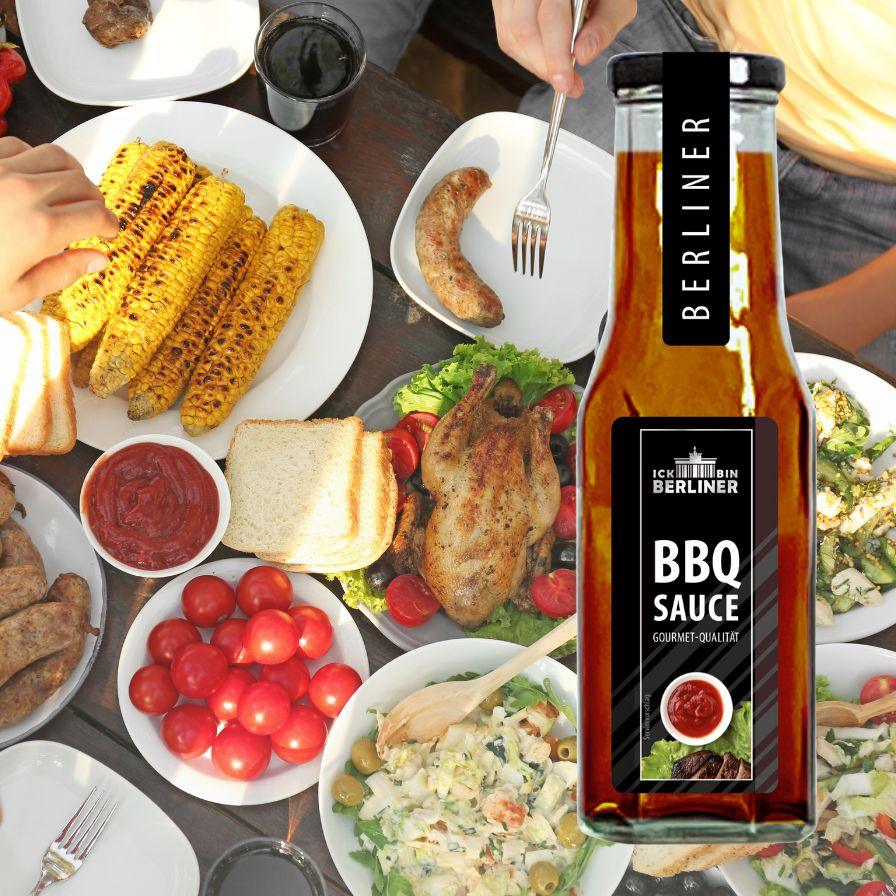 Berliner BBQ Sauce auf dem Grillbuffet – flankiert von Salaten, Gemüse, Fleisch und gegrilltem Mais, perfekt für gemeinsames Essen mit regionalem Charakter.