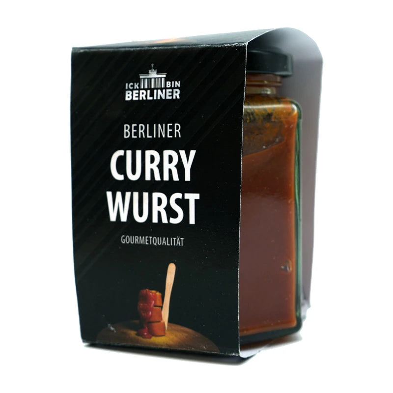 Seitliche Ansicht eines Glases Berliner Currywurst mit schwarzer Verpackung, aufgedrucktem Logo „ICK BIN BERLINER“ und Currywurstbild auf der Vorderseite – Produkt in eckigem Glas mit Schraubdeckel.