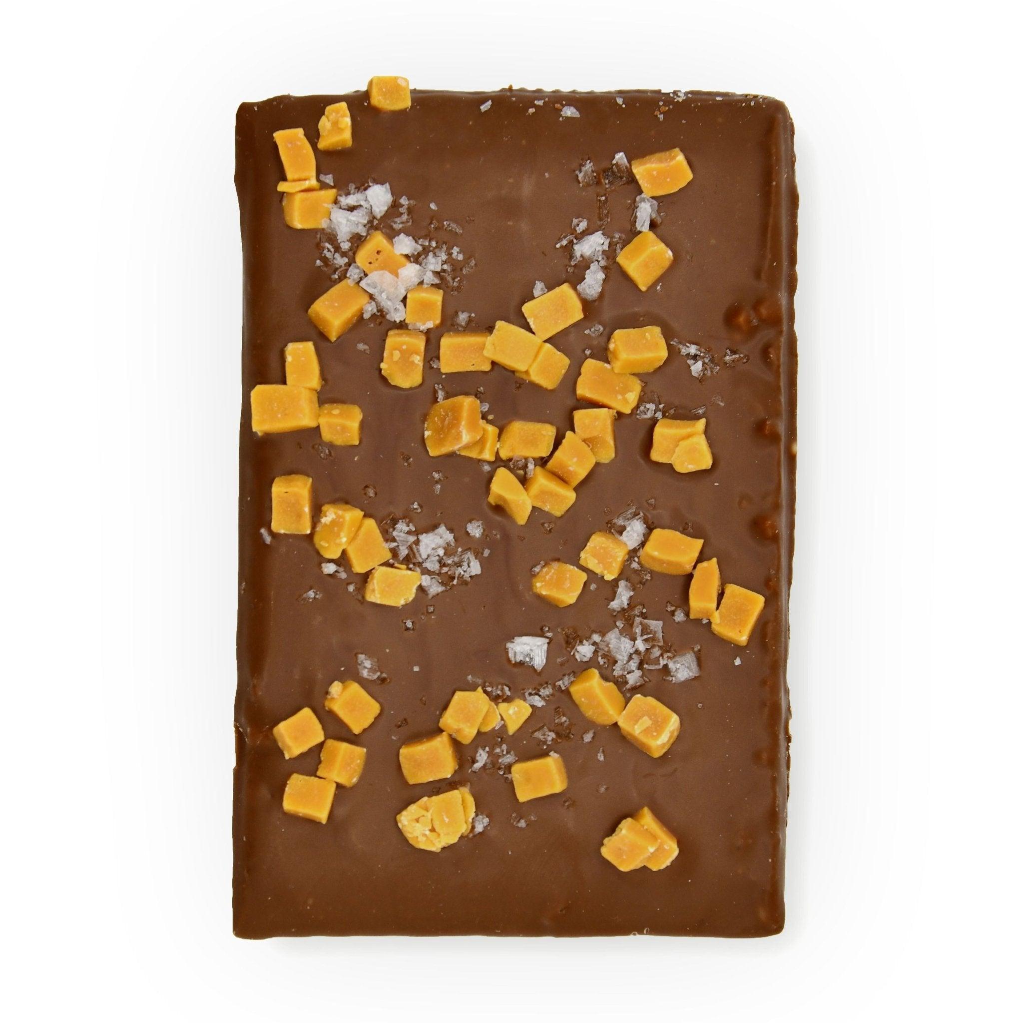 Obenansicht der Berliner Vollmilchschokolade mit knackigem Salzkaramell und Meersalzflocken – ein Manufakturprodukt mit süß-salzigem Twist.